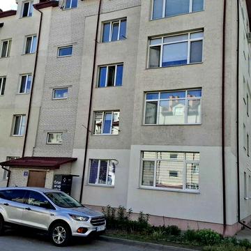 Двокімнатна квартира в затишному будинку із загородженим подвірям