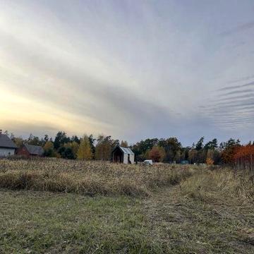 Ділянка з будиночоком, серед лісу