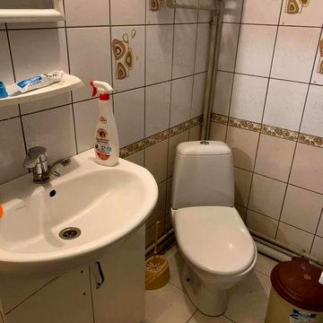 Здається в оренду 1к на другому поверсі двохповерхового особняка
на пе