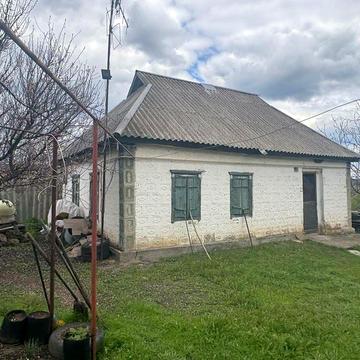 Продаж будинку біля ставка