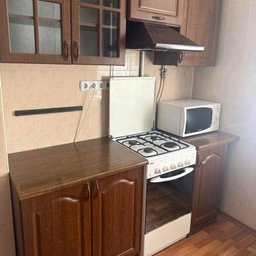 Сади поруч Маркет опт вільна парковка у дворі
