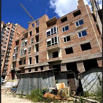 Продається простора 1-кімнатна квартира площею 44,5 м² на 4 поверсі сучасного житлового комплексу в Івано-Франківську. ЖК Княгинен