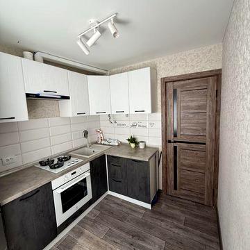 Світла 2-кімнатна квартира з сучасним ремонтом та балконом