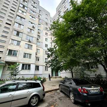 2-к квартира поряд з ТЦ Сім'я, ТЦ Меркурій.