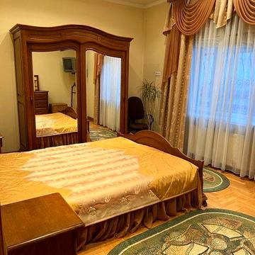 Оренда 2-к в котеджі з пареомісцем