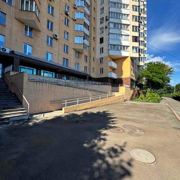 Продам 1-кімнатну квартиру з ремонтом біля метро у Києві без комісії