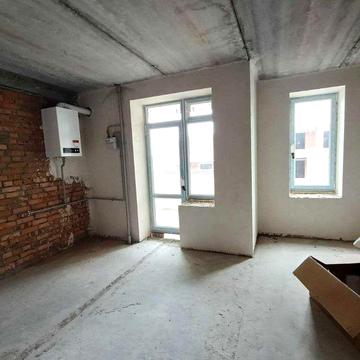 Простора однокімнатна квартира на середньому поверсі