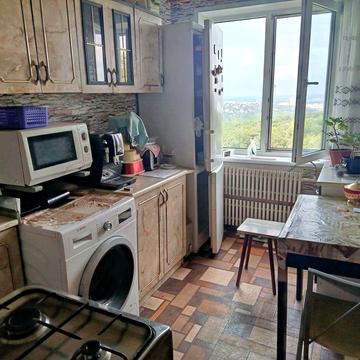 Продам 3-комнатную квартиру на Тополе-1.