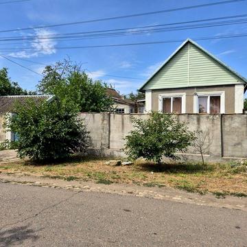Будинок з великою ділянкою