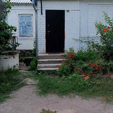 Продаж будинку з великою ділянкою