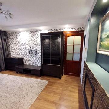 3-и кiмнатна квартира на пр-тi Л.Каденюка (Ю.Гагаріна) 12/1. Район Дарницької  площі.Будинок з укриттям.