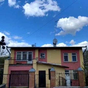 Затишний будинок в районі Павленківського парку з власним ставком.