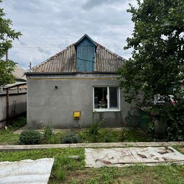 Продам невеликий будинок зі зручностями.