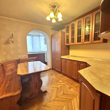 Продаж 2 кімнатна квартира 62 м2  Цегляний будинок Утеплений фасад Квартира в житловому гарному стані