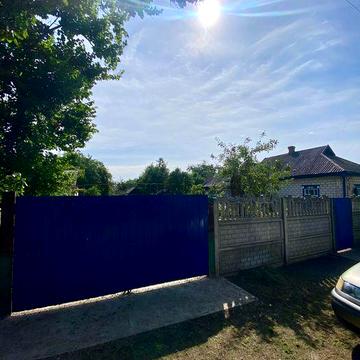 Продається цегляний будинок із великою земельною ділянкою