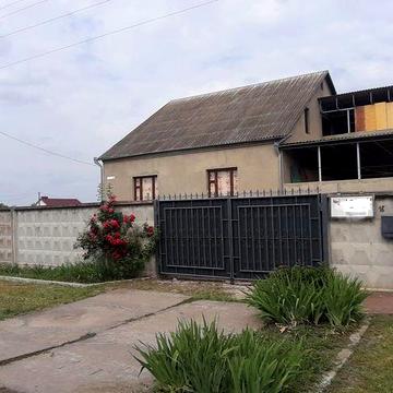 Великий будинок з великою територією