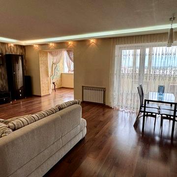 Простора квартира з дизайнерським ремонтом на ж/м Покровський