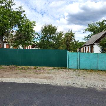 Продається будинок із приватизованою ділянкою.