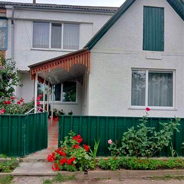 Продам квартиру двоповерхову,гараж,погріб,город