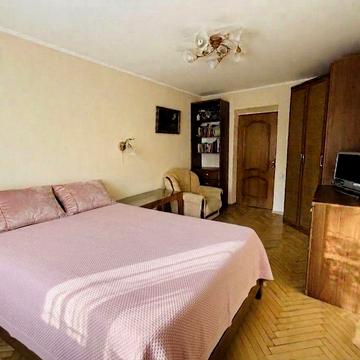 Продам 2 кімнатну кв поруч з Голосіївським парком ТОП ЛОКАЦІЯ ЗЕЛЕНА ЗОНА Метро Васильківська / поруч надійне УКРИТТЯ під частковий ремонт
