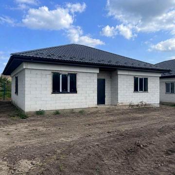 Продам  будинок 100кв коробка