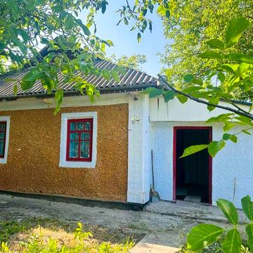 Будинок у селі Петрашівка Тульчинського району Вінницької оболасті (біля лісу)