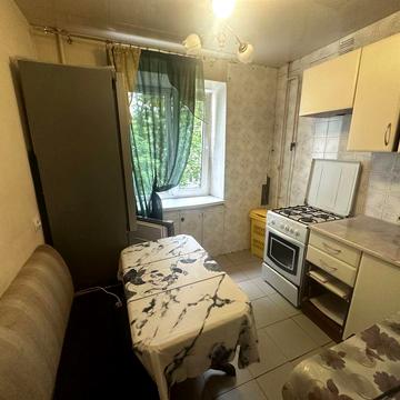 В продаже 2 ком. кв-ра на 3-м этаже, пятиэтажного дома, в районе 1 станции Люстдорфской дороги! 2-х сторонняя, с большим балконом! В жилом состоянии!