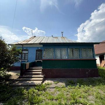 Будинок з ділянкою в селі Попівці