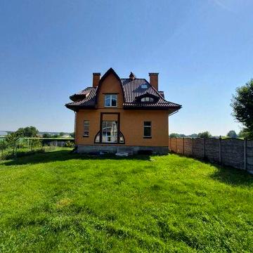 Продам два будинки, один з ремонтом, другий без, на ділянці 8 соток.