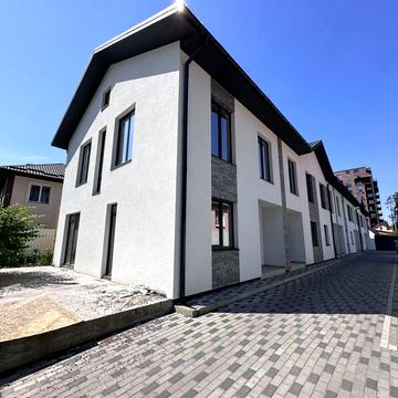 Таун біля парку Центральний