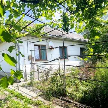 Будинок в проїзному місці на Заході України