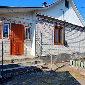 Продається одноповерховий цегляний будинок земельною ділянкою.