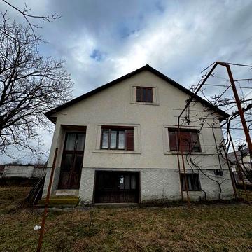 Будинок із ділянкою