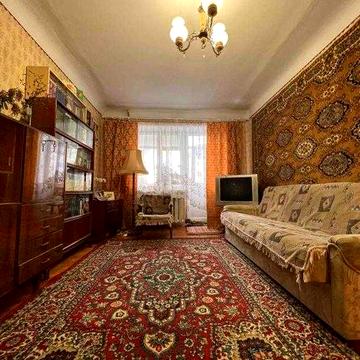 Продам 2к. кв. метро Армейская.