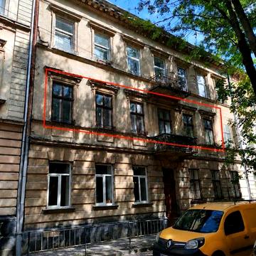 Пропонуємо до продажу простору 4-кімнатну квартиру площею 104 м² у самому центрі  історичного Львова – на вул. Шопена