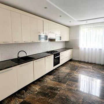 Просторий будинок 210 м² на ділянці 25 соток