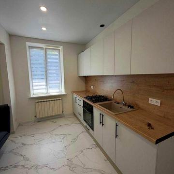 Продам двокімнатну квартиру в центрі
