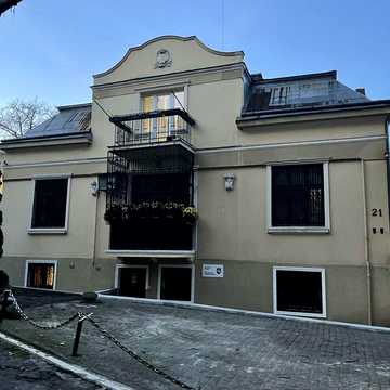 Здам  в довготривалу оренду 4-х кімнатну квартиру