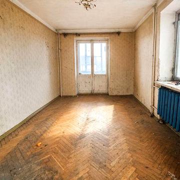 Продам  2-х кімнатну квартиру під ремонт 760$ м кв без торгу