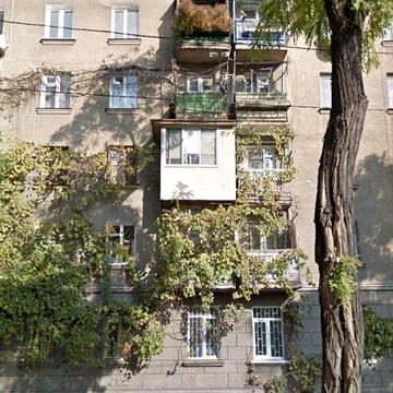 Продам 3 х к Центр Новосельского возле Кирхи  с местом дл авто под ремонт очень простое жилое состояние