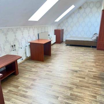 Здається мансардна 1-кімнатна, з великою кухнею вітальнею, в Подільському районі