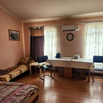 Срочно продам однокомнатная  Разумовского,24