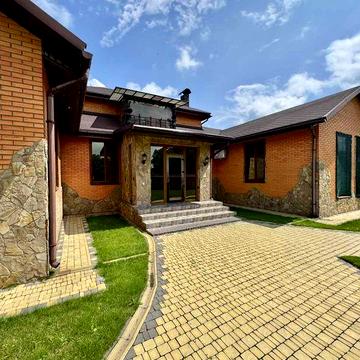 Житловий будинок  з видом на берег Дніпра