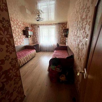 Продаж двокімнатної квартири з автономним опаленням, 52,9 кв.м., вул. Миру, з металевим гаражем біля будинку.