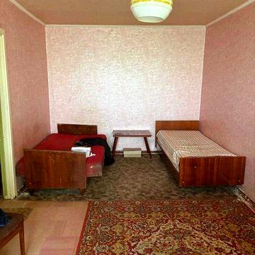 Продам 2-кімн. кв. по Днепр.шосе, 6/9. Потрібен капремонт. Усе рідне.