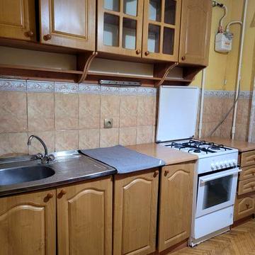 Продам 1 км.кв.вул.Хоткевича біля парку,АТБ,відмінний жилий стан,4 пов.,не вуглова,заходь і живи