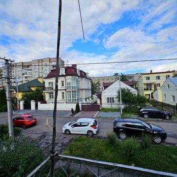 Здається в оренду квартира по вулиці Сонячна в будинку клубного типу. Ремонт, меблі та техніка, дві ізольовані кімнати та одна прохідна