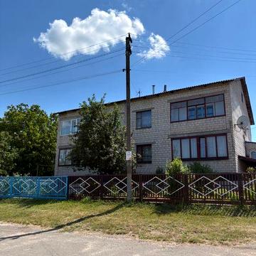 Продається простора квартира з усіма комунікаціями , зручностями, господарськими приміщеннями та можливістю зробити ремонт за власними уподобаннями