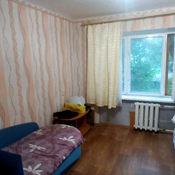 Пропонується затишна кімната в гуртожитку, Автозаводська 25В, житлова площа 13 кв.м.