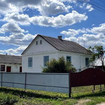 Продається цегляний будинок із земельною ділянкою в с. Країв, Рівненська область
